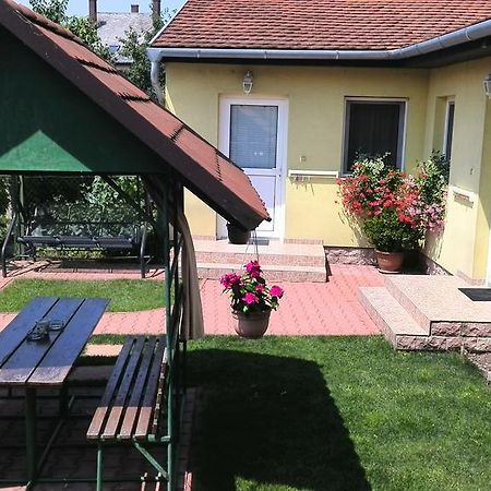 Apartman Kaszas Garden โมชนมายารูวาร์ ภายนอก รูปภาพ