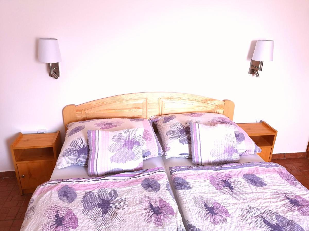 Apartman Kaszas Garden โมชนมายารูวาร์ ภายนอก รูปภาพ