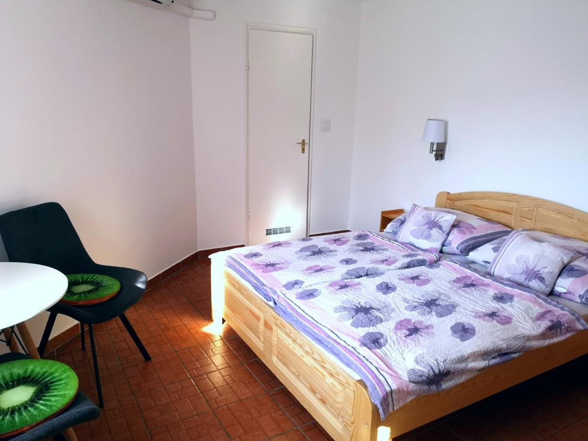 Apartman Kaszas Garden โมชนมายารูวาร์ ภายนอก รูปภาพ