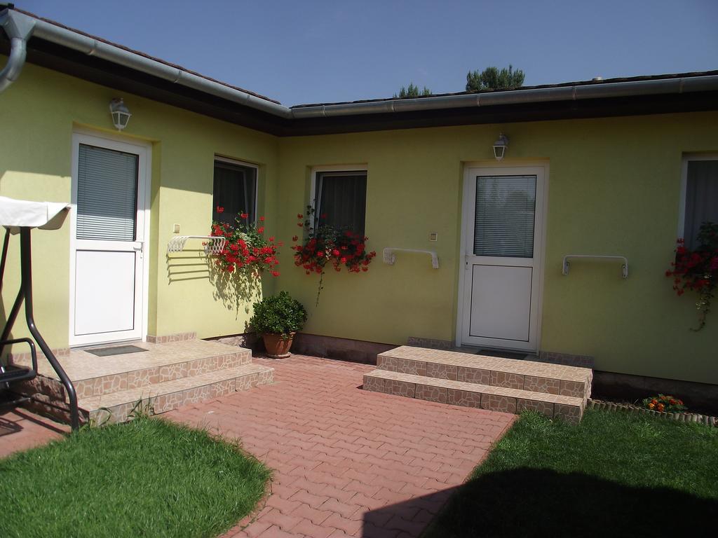 Apartman Kaszas Garden โมชนมายารูวาร์ ภายนอก รูปภาพ