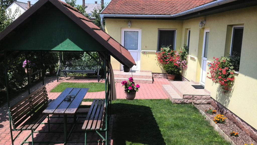 Apartman Kaszas Garden โมชนมายารูวาร์ ภายนอก รูปภาพ