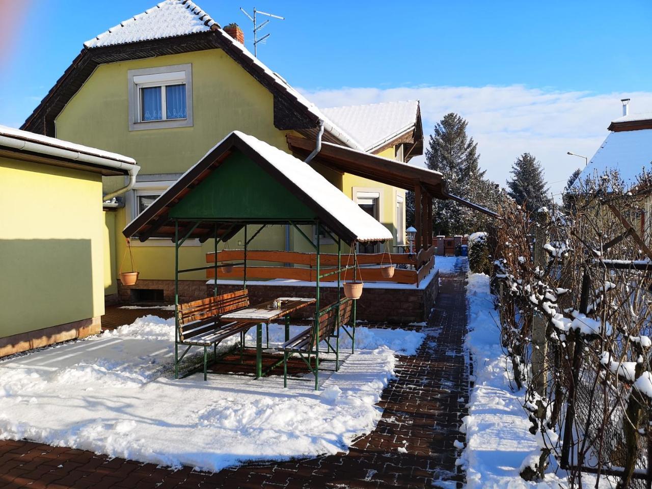 Apartman Kaszas Garden โมชนมายารูวาร์ ภายนอก รูปภาพ