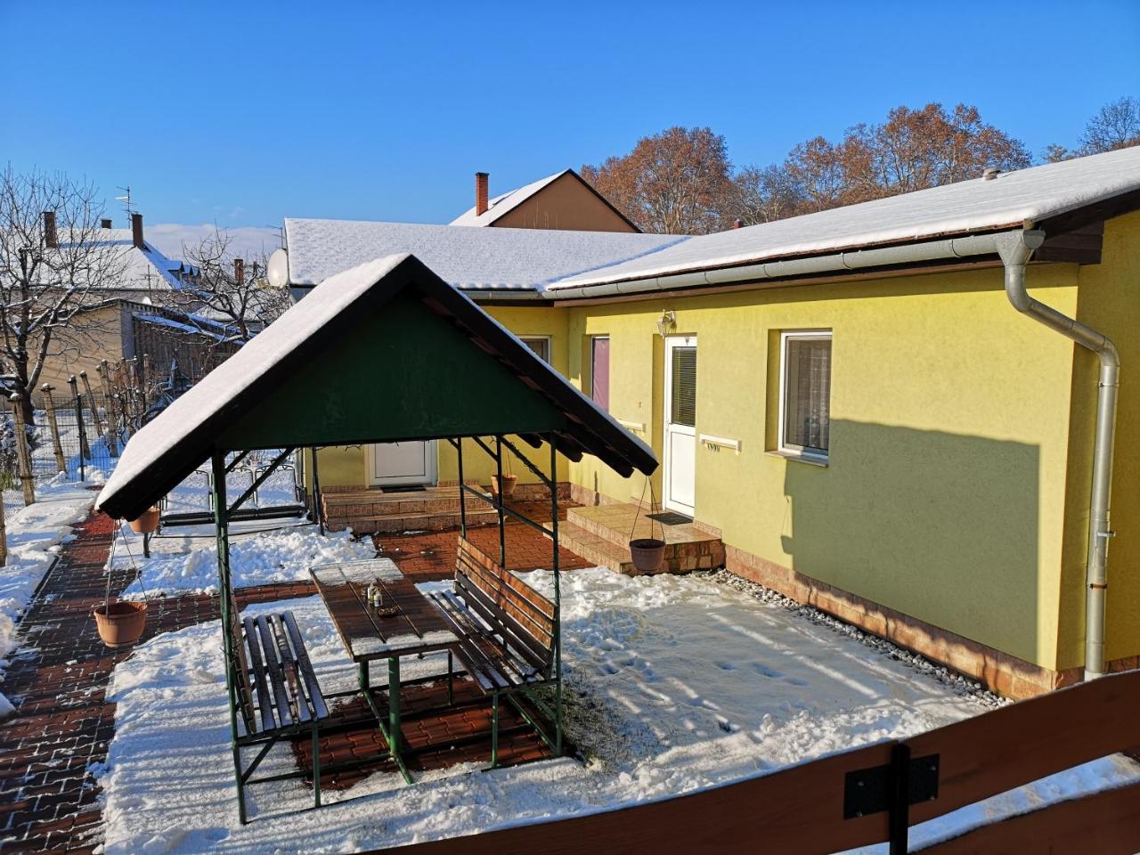Apartman Kaszas Garden โมชนมายารูวาร์ ภายนอก รูปภาพ