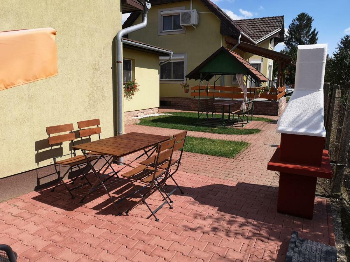 Apartman Kaszas Garden โมชนมายารูวาร์ ภายนอก รูปภาพ
